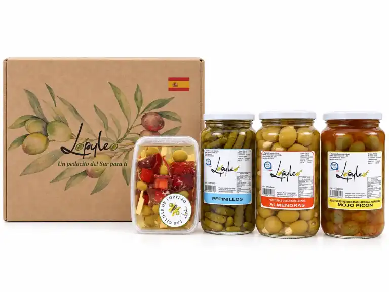 Pack vermuteo andaluz con todos sus productos y caja de presentación